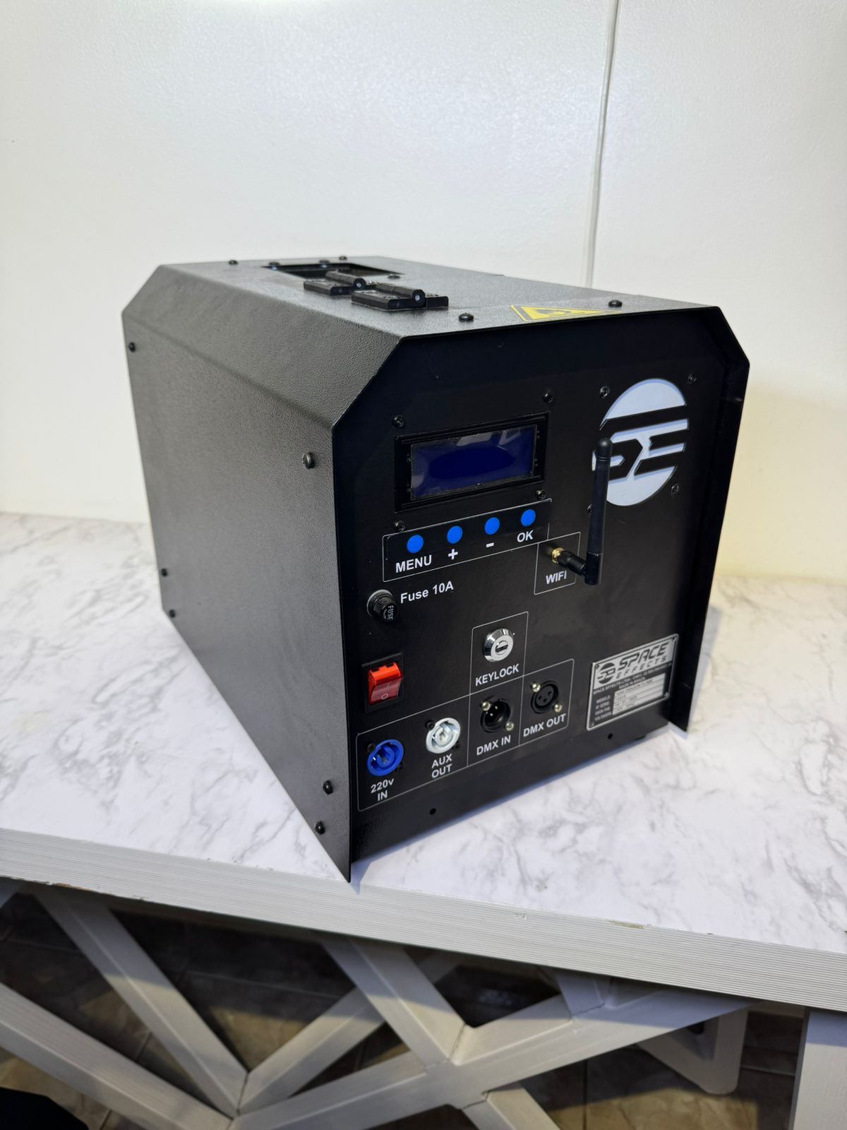 Conexões e painel traseiro de uma máquina Space Effects
